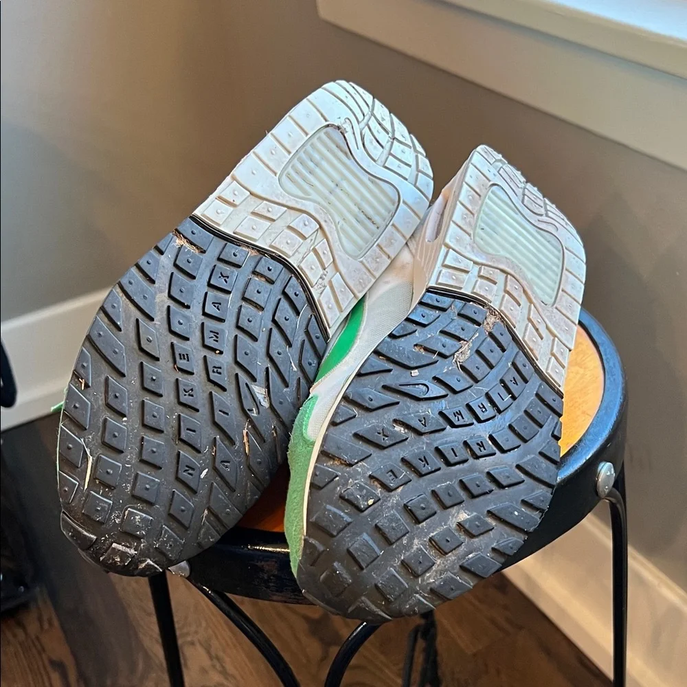 Nike Men’s Oregon Ducks Green and White Sneakers - Picture 4 of 4